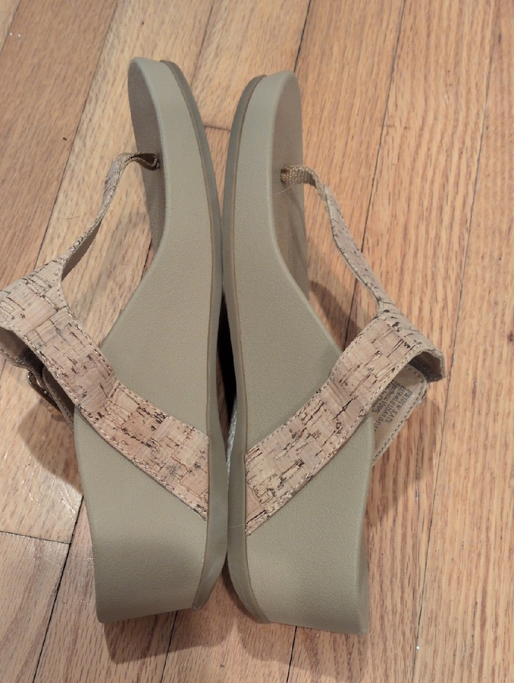 Aetrex Kate Comfort Cork-Style Thong Sandals with Buckle W9 - Picture 4 of 9